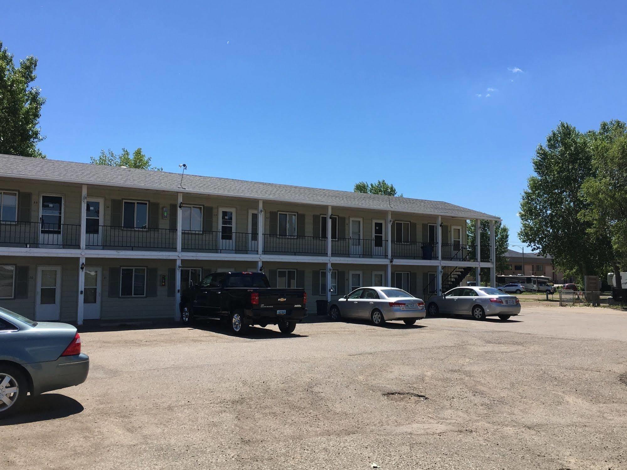 Colonial Motel And Rv Park Mandan Exteriör bild
