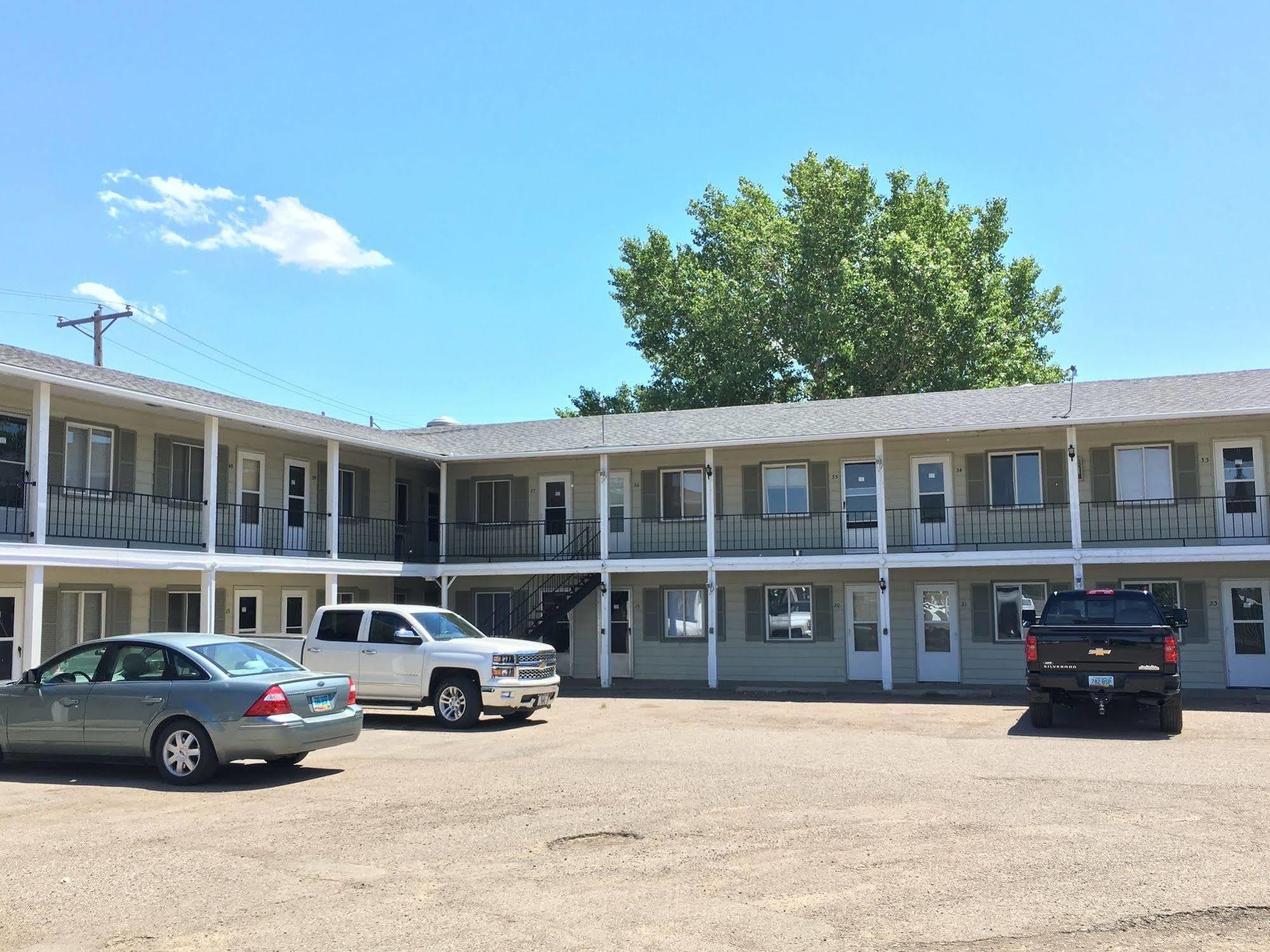 Colonial Motel And Rv Park Mandan Exteriör bild
